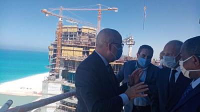 وزير الإسكان: توقيع عقد شراء الأكاديمية العربية للعلوم والتكنولوجيا لفرع العلمين الجديدة (صور)