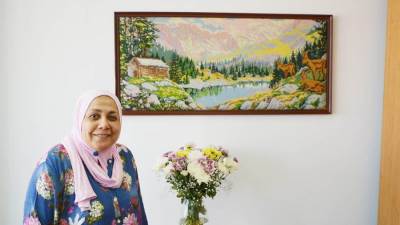 مدير عام بالمصرف المتحد تتبرع بثمن لوحه "هاند ميد" في مزاد الخير 