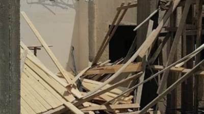 جهاز "القاهرة الجديدة" يزيل شدتين خشبيتين مخالفتين