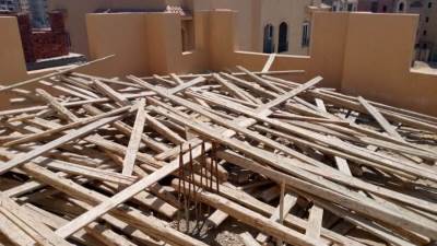 جهاز «القاهرة الجديدة» يفك خشب دور مخالف بـ«أبوالهول 2» (صور)