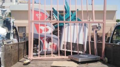 إزالة أعمدة روف مخالف لفيلا جنوب الأكاديمية بالقاهرة الجديدة (صور)