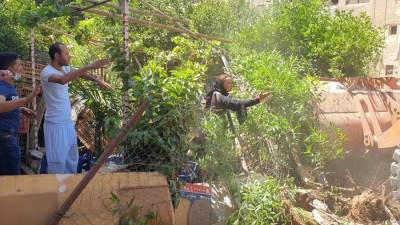 إزالة دور سطح مخالف قبل عمل الصبة الخرسانية بالحي الخامس بـ«6 أكتوبر» (صور)