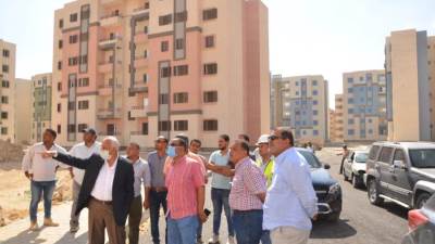 مساعد نائب رئيس «المجتمعات العمرانية» يتفقد تطوير منطقة الزرايب العشوائية بـ15 مايو