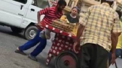 "الإسكان" تصرف تعويضاً لبائع التين الشوكي بعد واقعة "الكوريك"