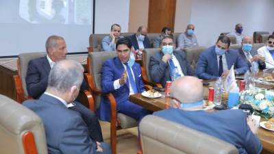 جامعة النهضة تسلم تصميم كورنيش النيل لمحافظ بني سويف