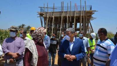 محافظ المنيا يتابع أعمال تنفيذ محطتين للصرف الصحي بقريتين بمركز بني مزار 