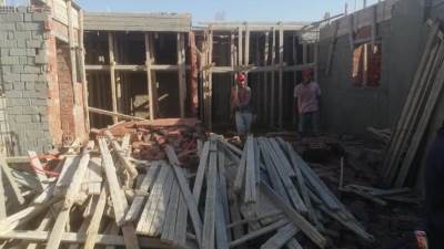 إزالة شدة خشبية بدور سطح بالحي الثامن في «الشروق» قبل تحويله لدور سكني (صور)