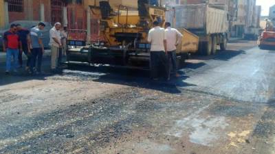 اعمال تنفيذ طبقة الأسفلت بمنطقة النوادى بمدينة الشروق