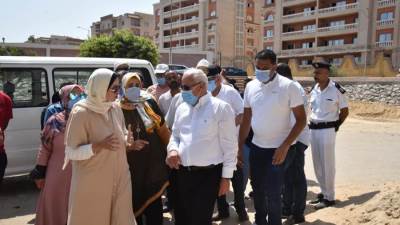 محافظ بورسعيد يتفقد أعمال تطوير مساكن الأمل ببورفؤاد