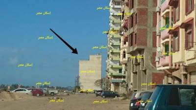 صاحب عمارة مخالفة ومتعدية على أملاك الدولة بدمياط يتحدى القانون (فيديو وصور)