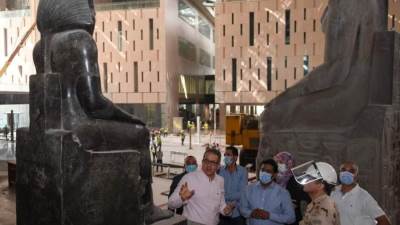 وزير السياحة والآثار يشهد وضع اللمسات النهائية لسيناريو العرض بالمتحف المصري الكبير