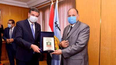 محافظ أسيوط يترأس اجتماع مجلس إدارة المناطق الصناعية والمستثمرين لوضع حلول لمشاكل المستثمرين وبحث إقامة مشروعات جديدة