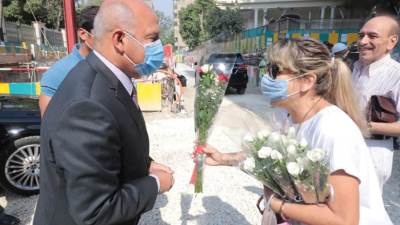 وزير النقل يشهد عودة سكان عمارة الشربتلي بالزمالك إلى شققهم والسكان يستقبلونه بالورود