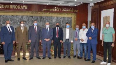 محافظ الأقصر يلتقى وفد بنك الإسكان والتعمير 