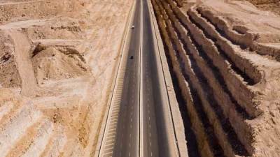 بالصور .. كيف تحولت الصخور والجبال الي طريق الجلالة