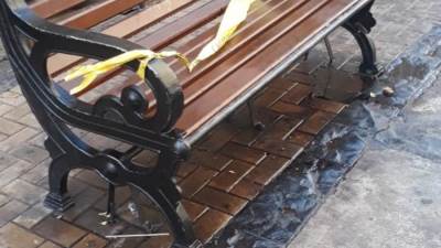 تشويه مقاعد شارع الألفى بالقاهرة لإجبار المارة على الجلوس بالكافيهات.. صور