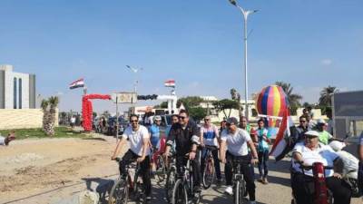 رئيس جهاز «6 أكتوبر» يقود ماراثون دراجات بالمدينة (صور)