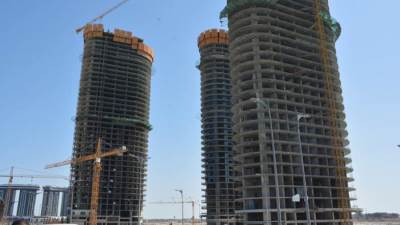 نائب رئيس هيئة المجتمعات العمرانية يتفقد مشروعات «العلمين الجديدة» (صور)