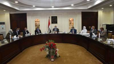 وزير الإسكان يتابع الاشتراطات التخطيطية والبنائية لضبط العمران بالقاهرة والجيزة والإسكندرية