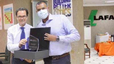 بالصور.. السفير الفرنسي يزور مصنع لافارﭺ مصر للأسمنت