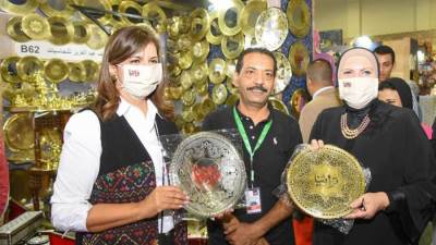 وزيرتا الهجرة والتجارة تتفقدان معرض «تراثنا» للحرف والمنتجات اليدوية