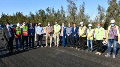 رئيس «المقاولون العرب» يزور طريق الشط بالقنطرة ومحطة مياه المستقبل (صور)