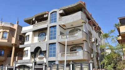 جهاز «القاهرة الجديدة» يُزيل دوراً مخالفاً بالتجمع الخامس