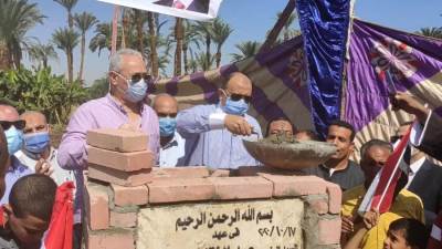 وزير التنمية المحلية يضع حجر أساس مشروع الصرف الصحي بقرية «القبلي قامولا»