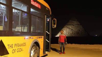 بدء التشغيل التجريبى لأول حافلة كهربائية فى مسار زيارة اهرامات الجيزة