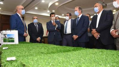 «الإسكان» تدرس استخدام النجيل الصناعى فى أعمال اللاند سكيب بالمدن الجديدة