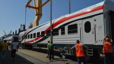 وزير النقل يعلن وصول دفعة جديدة من عربات ركاب السكك الحديدية الجديدة