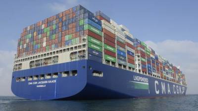 قناة السويس تشهد عبور أكبر سفينة حاويات في العالم تعمل بالغاز الطبيعي (صور)