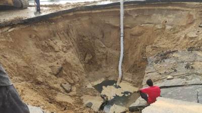 هبوط أرضي في «التسعين الجنوبي» بالقاهرة الجديدة بسبب انفجار خط «صرف صحي» (صور)