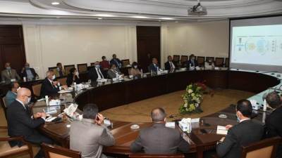 وزير الإسكان يستعرض البدائل المُقترحة لمخطط تنمية المرحلتين الثانية والثالثة بالعاصمة الإدارية