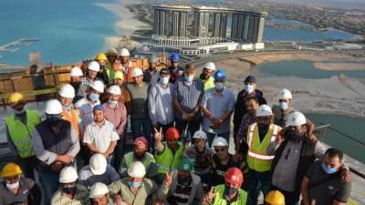 المقاولون العرب تناطح السحاب بإنهاء صب الدور ال38 والأخير في العلمين الجديدة