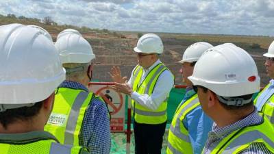 وزير الإسكان يتفقد مشروع إنشاء سد ومحطة جيوليوس نيريرى على نهر روفيجي بتنزانيا