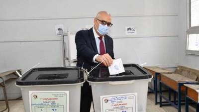 وزير الإسكان يُدلي بصوته في انتخابات النواب بمدرسة المقطم الرسمية لغات