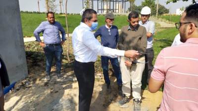 خالد عباس يتفقد مشروعى تطوير بحيرة عين الصيرة وسور مجرى العيون