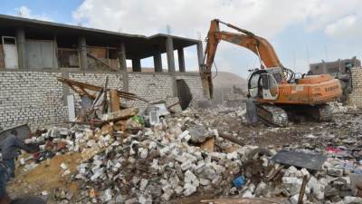 جهاز مدينة 15 مايو ينفذ حملة مكبرة لإزالة المبانى المقامة على مخرَّات السيول 