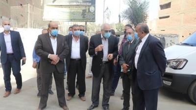 محافظ الجيزة يعاين عقار مائل بشارع بالهرم ويوجه بإعداد تقرير فنى بحالته.. صور