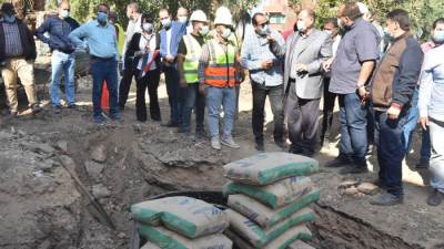 محافظ أسيوط ورئيس شركة مياه الشرب يضعان حجر أساس مشروع الصرف الصحي بالمسعودى