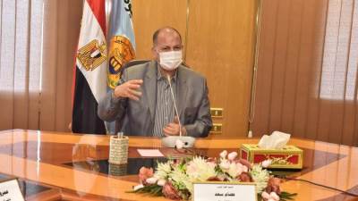 محافظ أسيوط يلتقي 75 شابًا وفتاة ضمن لقاءاته الدورية بالشباب لحل الشكاوى