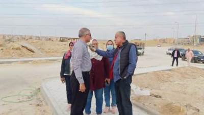 نائب رئيس هيئة "المجتمعات العمرانية" يتفقد محاور الطرق وأعمال التطوير بالقاهرة الجديدة