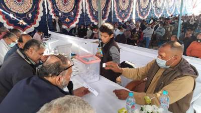 وسط إجراءات احترازية بسبب «كورونا».. «6 أكتوبر» يجري قرعة «خطوط السير» (صور)