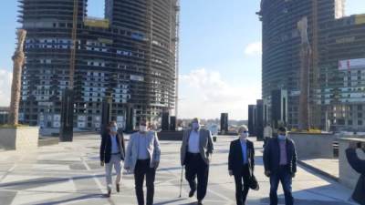 سفير اليابان يزور «العلمين الجديدة» ويشارك مسئولي المدينة في جلسة بـ«خيمة عربية»