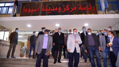 محافظ أسيوط يتفقد 3 مراكز تكنولوجية لمتابعة استقبال طلبات التصالح في مخالفات البناء (صور)