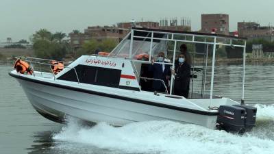 مدبولي يستقل مركبا من القاهرة للقليوبية: الدولة تؤمن بأهمية البحث العلمى في بناء الأوطان