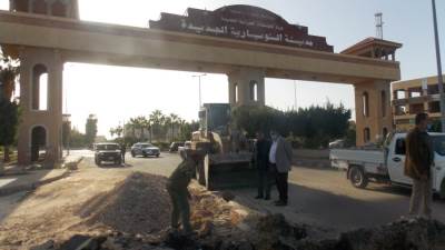 رئيس «النوبارية الجديدة» يتابع رفع كفاءة بلاعات المطر وطلاء أعمدة الإنارة (صور)