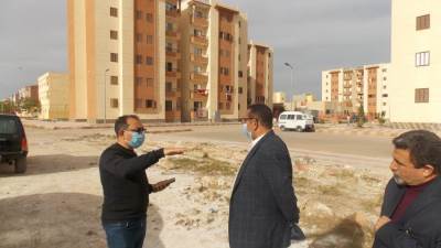 رئيس «النوبارية الجديدة» يتابع أعمال الأسفلت بالحي السكني الثاني (صور)