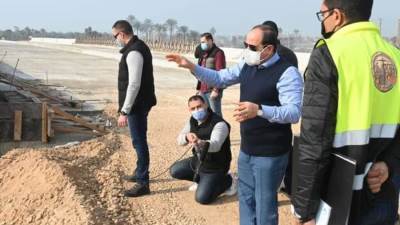 السيسي يتفقد الطريق الدائري الاوسطي